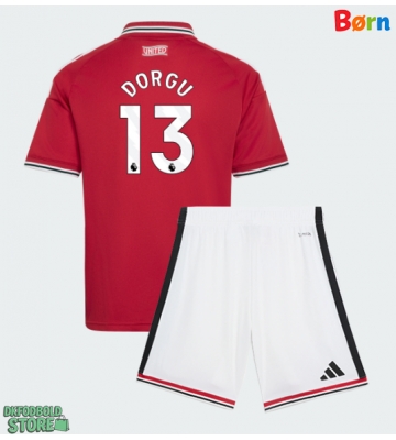 Manchester United Patrick Dorgu #13 Replika Babytøj Hjemmebanesæt Børn 2026-27 Kortærmet (+ Korte bukser)